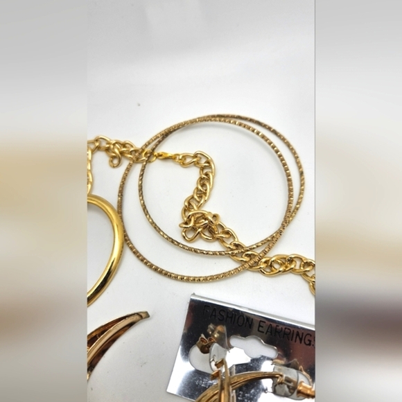 ๐ข3/$19๐ข Gold Jewelry Bundle Wear Resell Necklace Bracelets Earrings Brooch - Picture 3 of 6